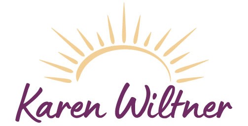 Karen Wiltner Coaching - Logo mit Schriftzug und strahlender Sonne, einem Symbol für das Erstrahlen der inneren Stärke.